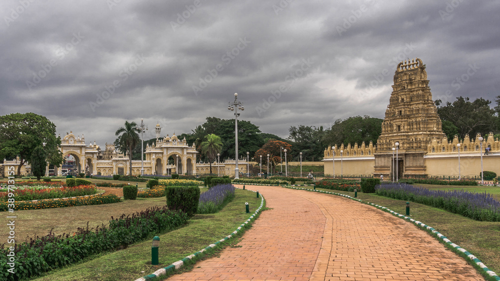In the center of Mysore city is the magnificent Mysore Palace, which served as the seat of the Vodeyar dynasty - the former royal family of Mysore