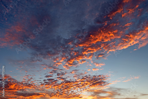 Abendrot, Himmel mit Altocumulus-Wolken