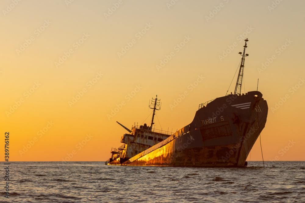 Fototapeta premium shipwrek in the sea