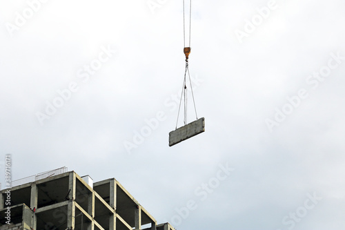 installation of reinforced concrete slabs during the construction of a high-rise residential building