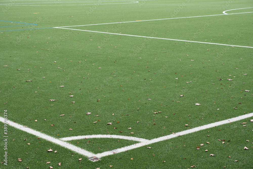 Kunstrasenplatz Fußball ungenutzt während der Corona Pandemie, lockdown in Deutschland, Amateuerfußball