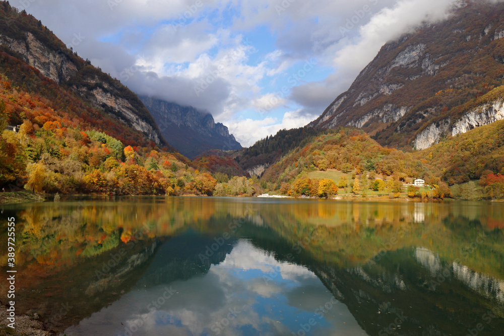 LAGO DI TENNO IN TRENTINO IN AUTUNNO LAGO DI TENNO IN TRENTINO IN AUTUNNO