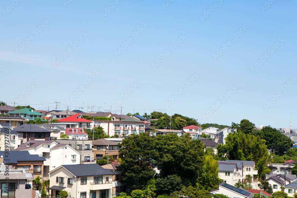 Obraz premium 住宅街と青空