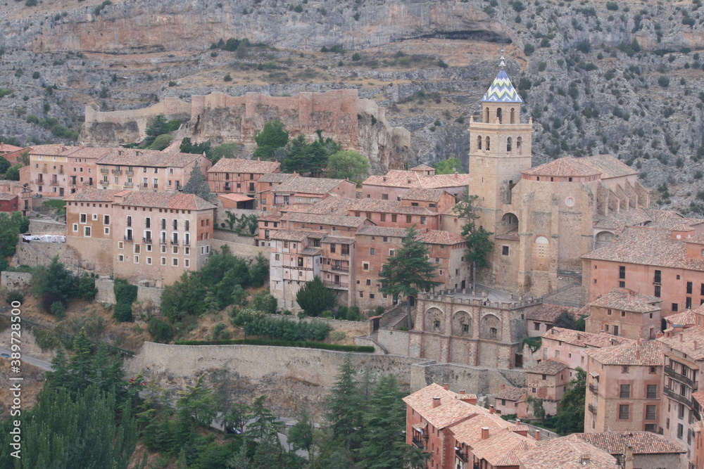 vista del pueblo de Albarracin con su campanario y sus casas alrededor