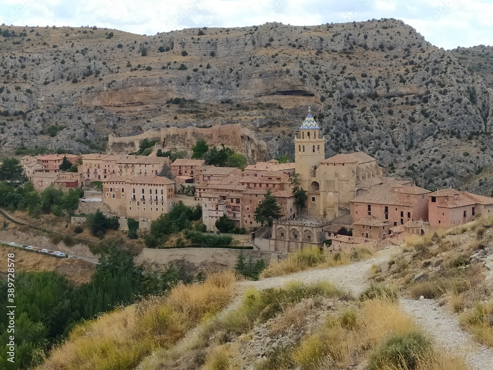 Vista de Albarracin con montañas de fondo y campanario con casas alrededor