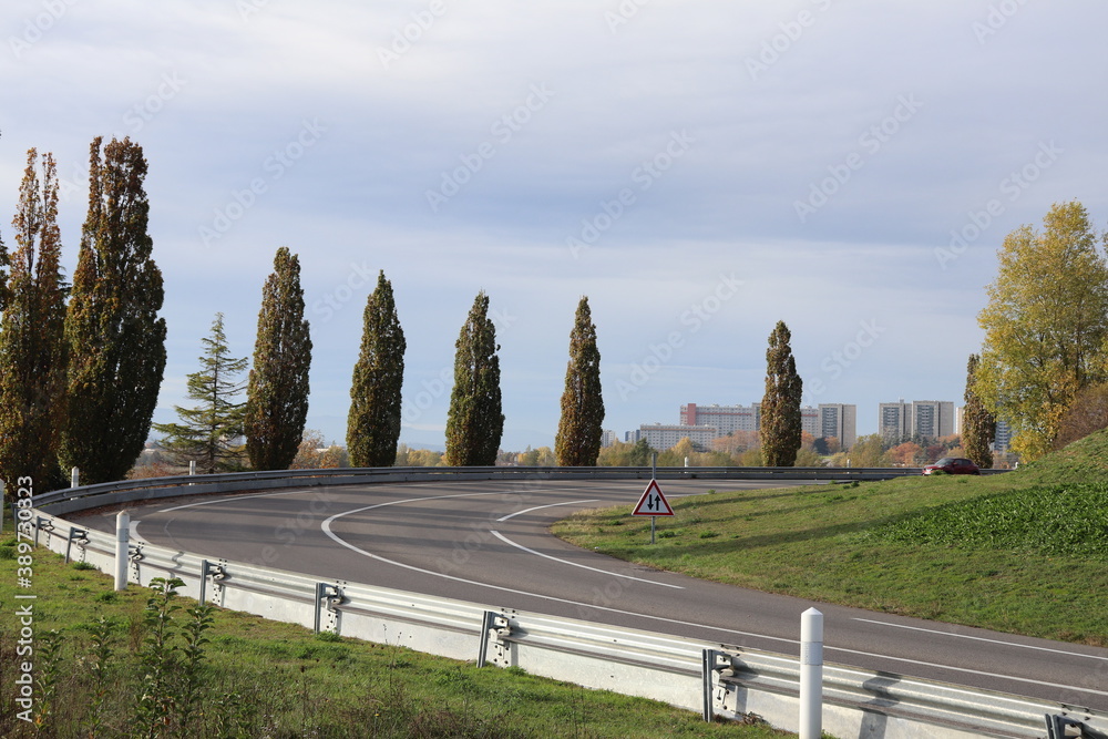 Virage de la bretelle d'accès à la voie rapide nommée boulevard urbain sud de Lyon, ville de Vénissieux, département du Rhône, France