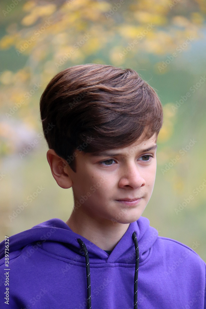 RITRATTO DI GIOVANE RAGAZZO CON FELPA VIOLA RITRATTO DI GIOVANE RAGAZZO CON FELPA VIOLA