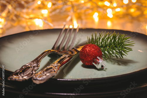 Canvas Print Weihnachtliches Arrangement von Besteck und Teller mit leuchteten Bokeh im Hinte