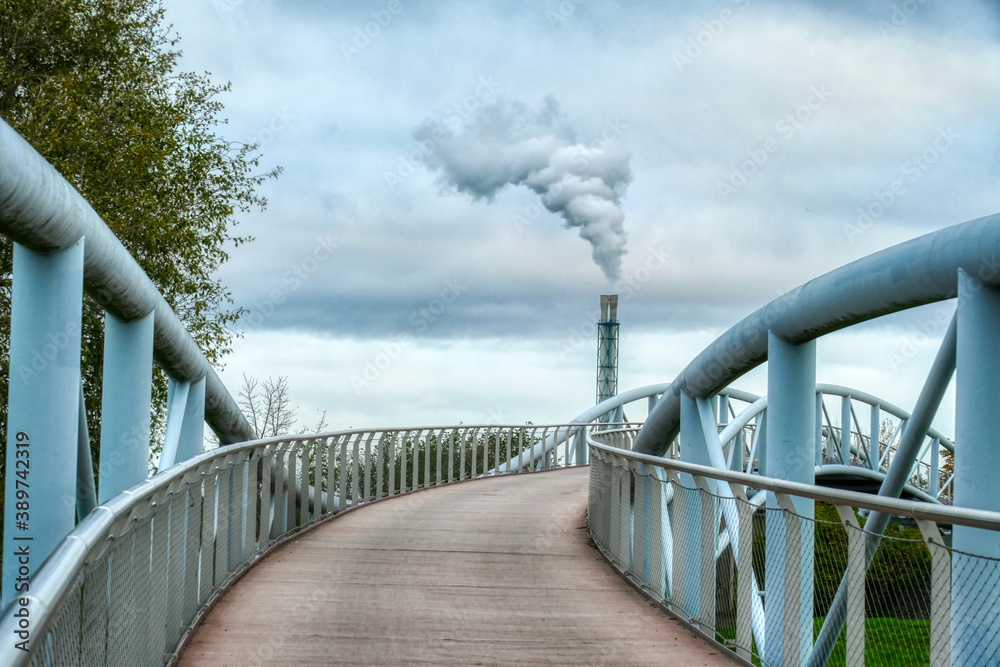 Naklejka premium Stahl-Brücke an einem Park in Leverkusen