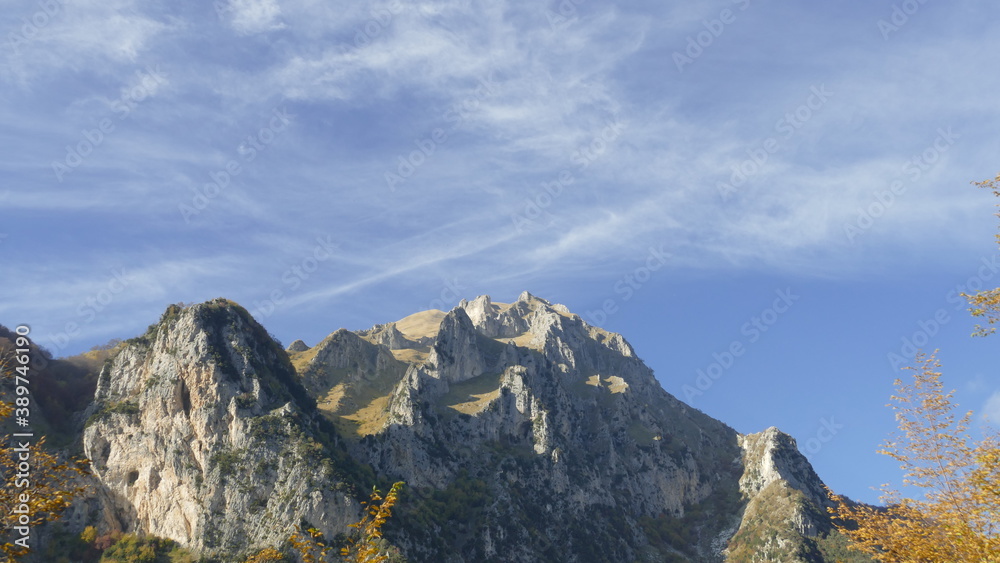 Obraz premium foto montanga e nuvole