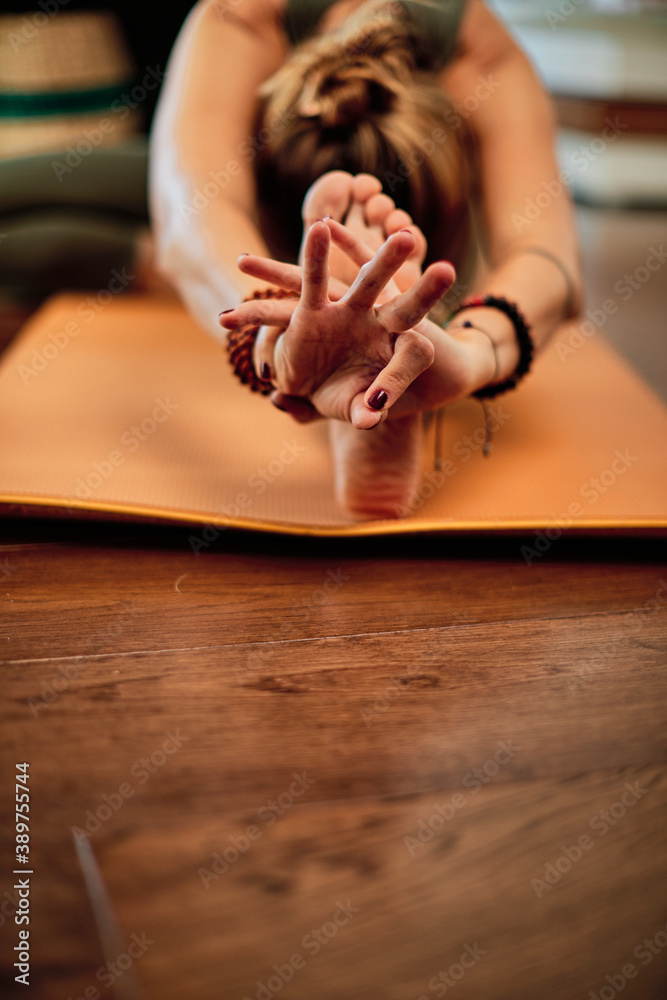 Obraz premium Middle aged yogi woman doing yoga at home.