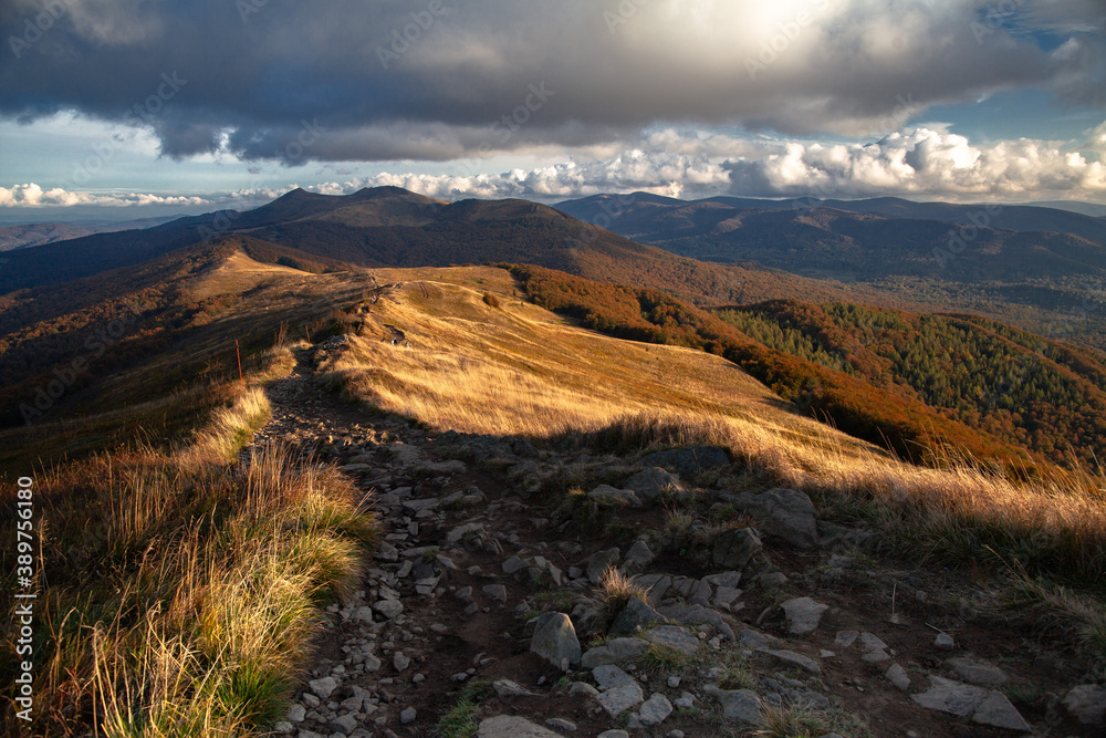 po-onina-wetli-ska-w-czasie-jesieni-bieszczady-polska-stock-photo