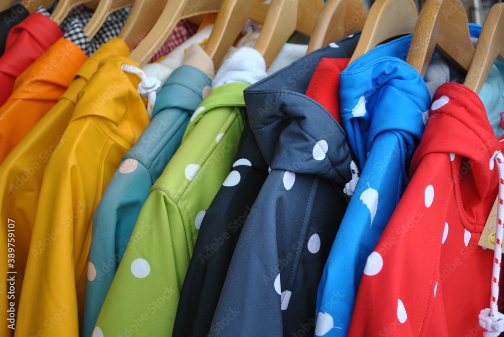 Kolorowe kurtki w sklepie odzieżowym - obrazy, fototapety, plakaty 