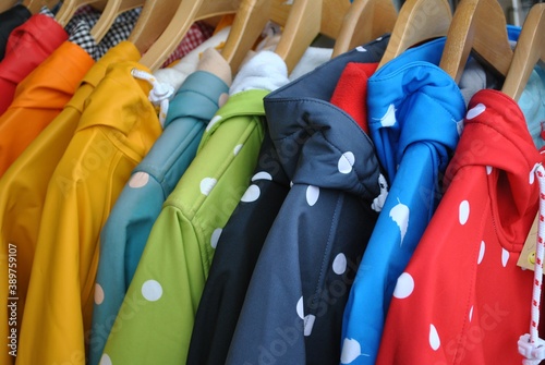 Kolorowe kurtki w sklepie odzieżowym