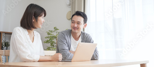 Wallpaper Mural リビングでパソコンを見る夫婦・カップル Torontodigital.ca