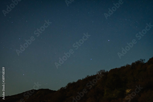fotos en ruta en larga exposición de noche con cielo despejado córdoba argentina con espacio para texto sin personas