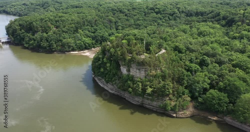 Illinois River and dam at Starved Rock State Park.