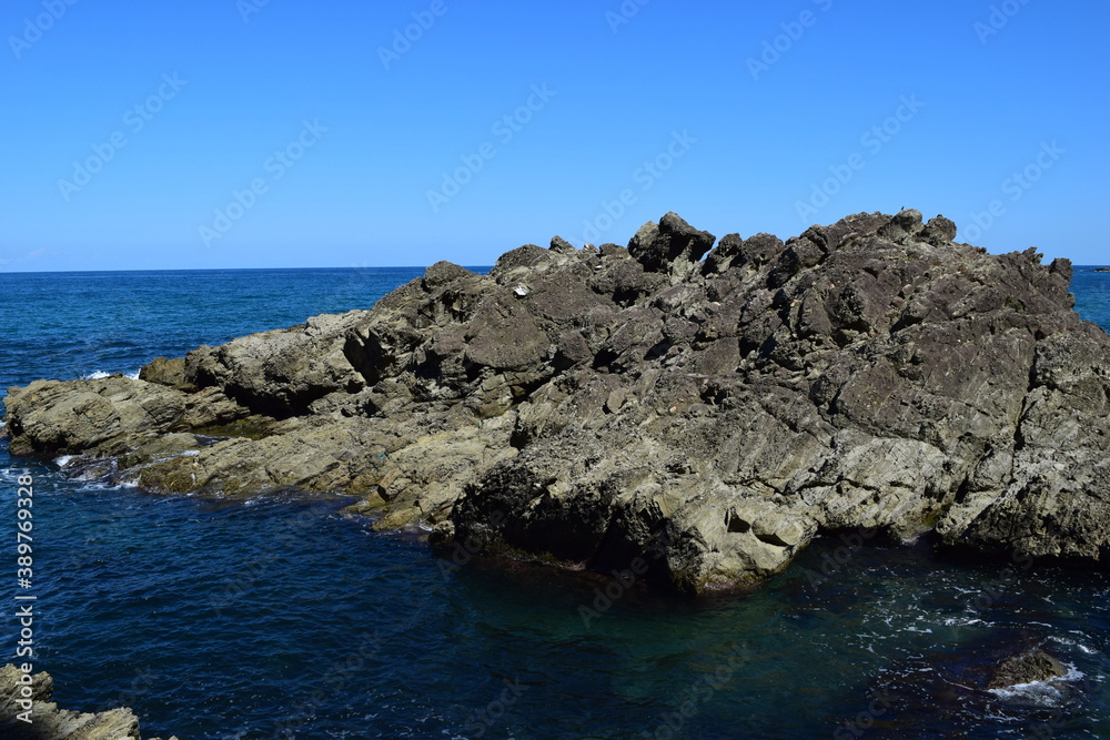 由良海岸 日本の渚百選 快水浴場百選 ／ 山形県鶴岡市にある由良海岸は、日本の渚百選、快水浴場百選にも選ばれた、庄内浜のシンボル的な海岸です。近くには由良海水浴場、白山島など風光明媚な美しい景観が続きます。白山島はその景観から「東北の江ノ島」と呼ばれています。