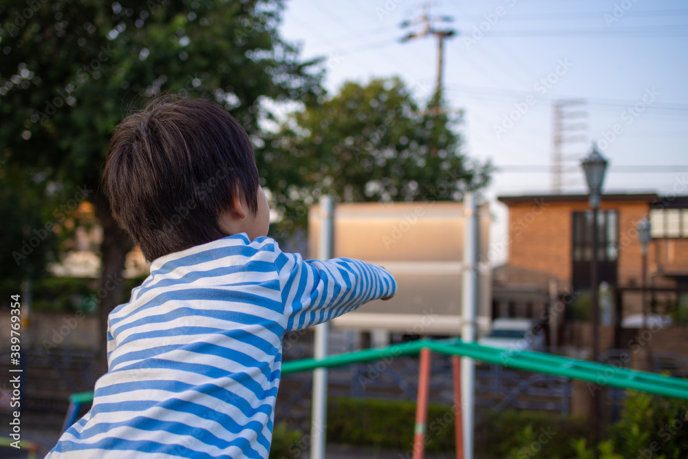岐阜県岐阜市の公園で遊ぶ日本人の少年