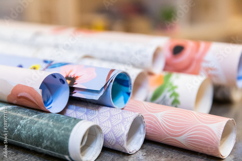 Rouleaux de papier avec motifs superposés prêt au bricolage photo