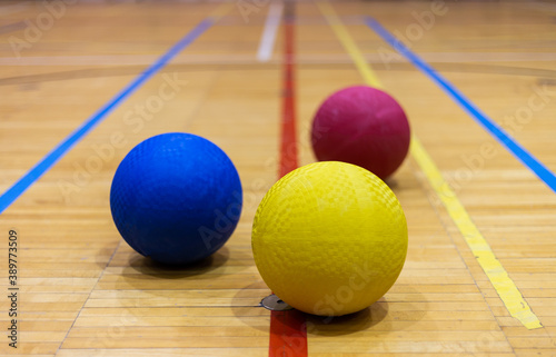Fotografia Gros plan de trois ballons de différentes couleurs dans un gymnase