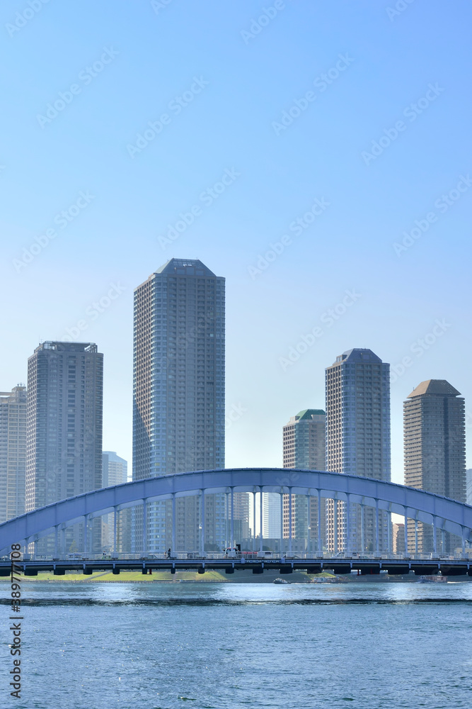 永代橋と高層ビル群