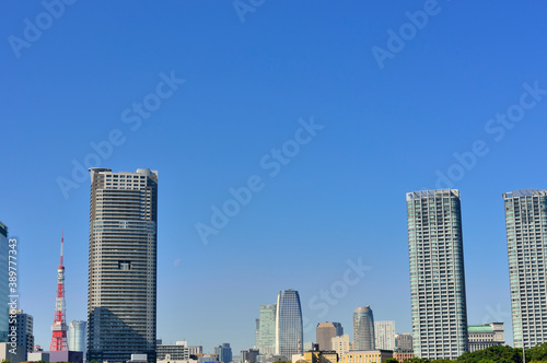 東京タワーと高層ビル © Paylessimages