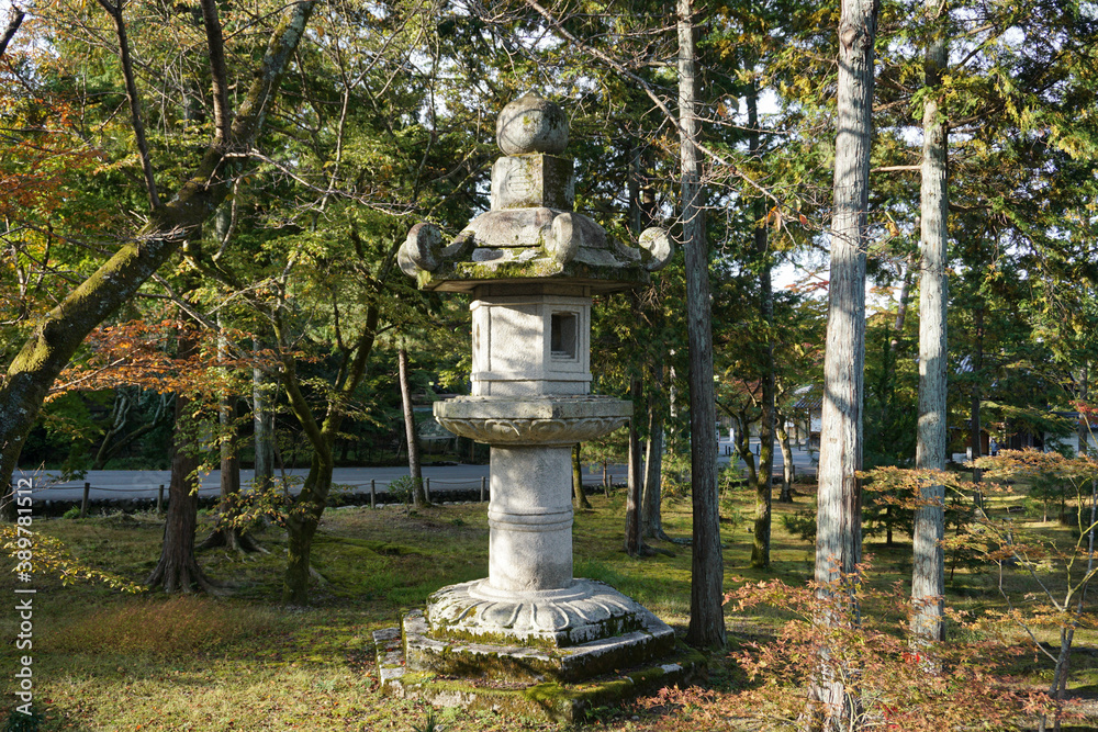 京都名所　南禅寺三門前の東洋一の大きさの石灯篭