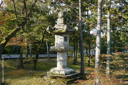 京都名所 南禅寺三門前の東洋一の大きさの石灯篭
