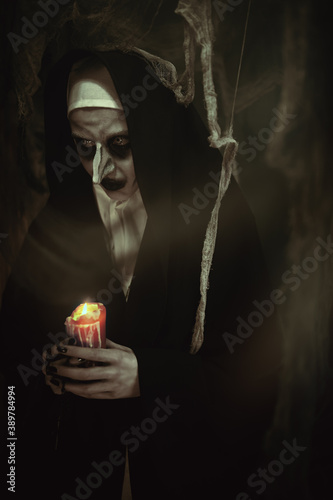 Cuadro en lienzo old cursed nun
