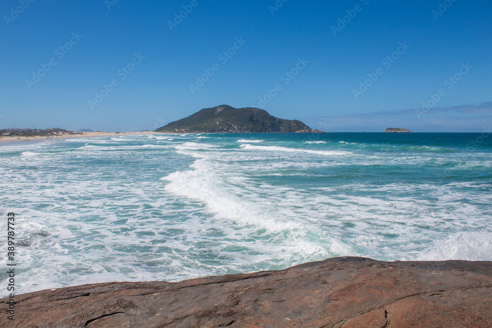 Ondas do mar azul da Praia do Santinho,  Florianópolis, praia tropical, Santa Catarina, Brasil, florianopolis, 