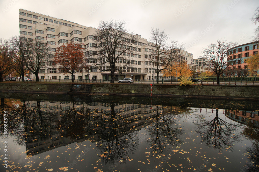 Ein stiller Novembertag in Berlin; Landwehrkanal mit Shell-Haus