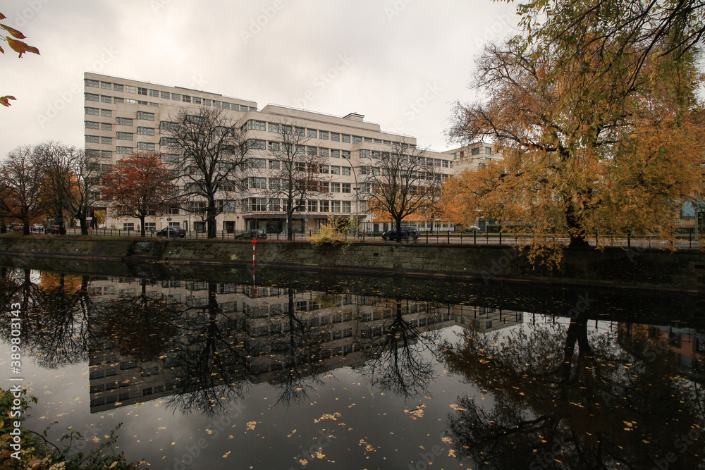 Herbst in Berlin; Blick über den Landwehrkanal zum Shell-Haus