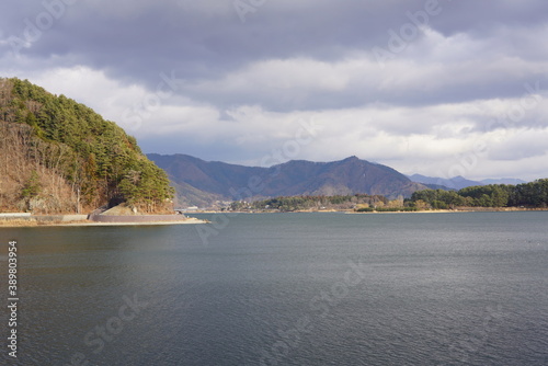 美しい山と湖畔の風景