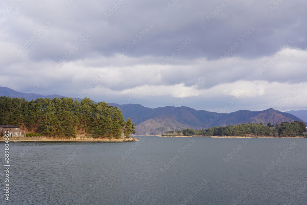 美しい山と湖畔の風景