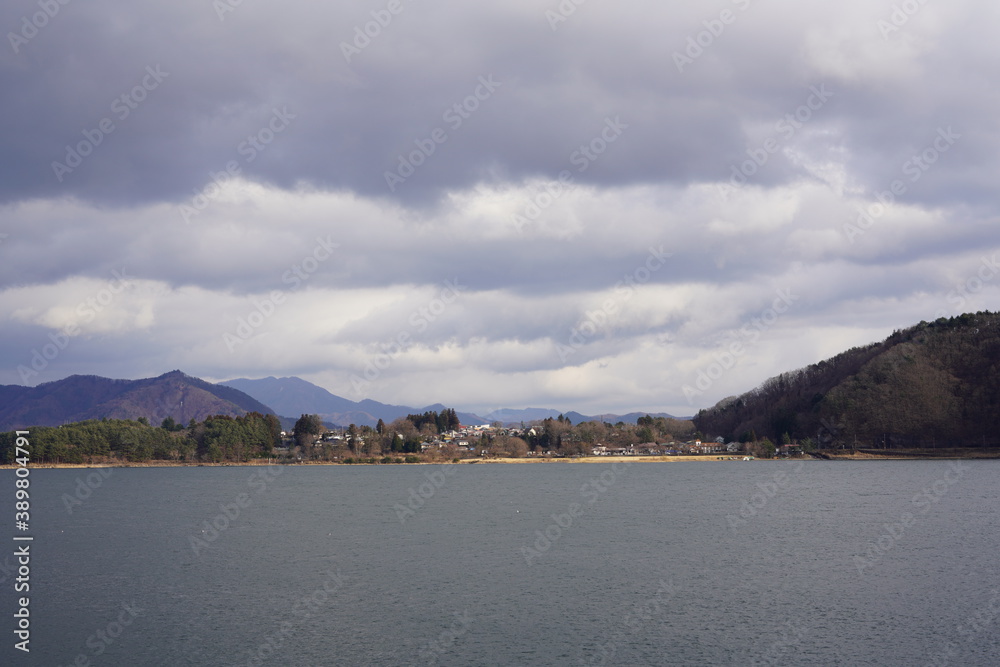 美しい山と湖畔の風景