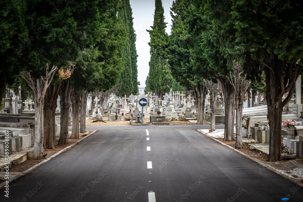 dia de todos los santos en el cementerio en  España