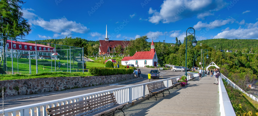 Fototapeta premium Colorful homes along the waterfront of Tadoussac, Canada