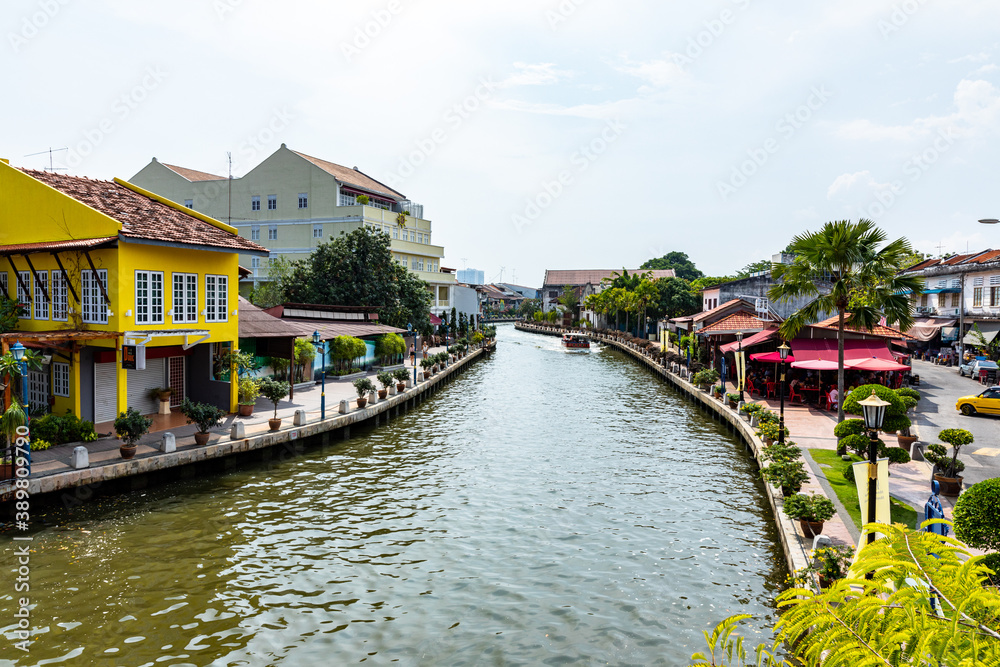 Obraz premium 運河を行くボート