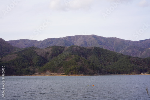 美しい山と湖畔の風景