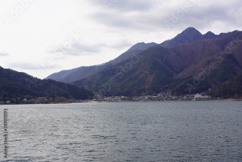 美しい山と湖畔の風景