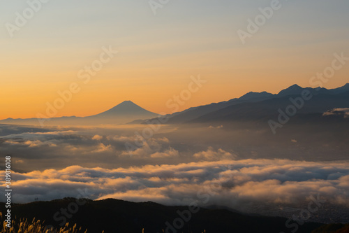 夜明けの高ボッチ高原からの富士山と南アルプス