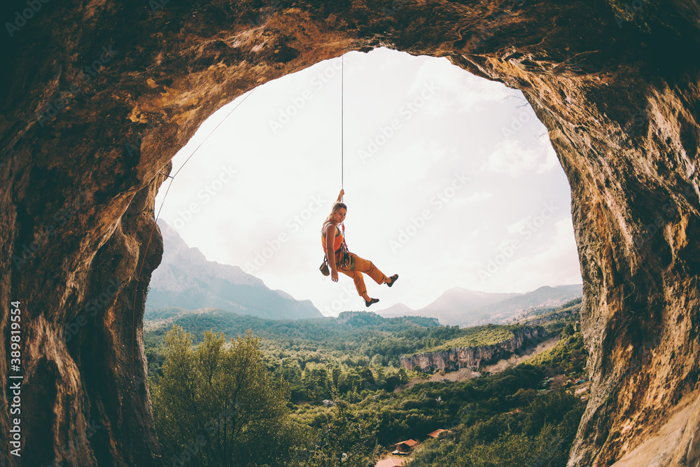 Obraz premium Rock climber hanging on a rope.