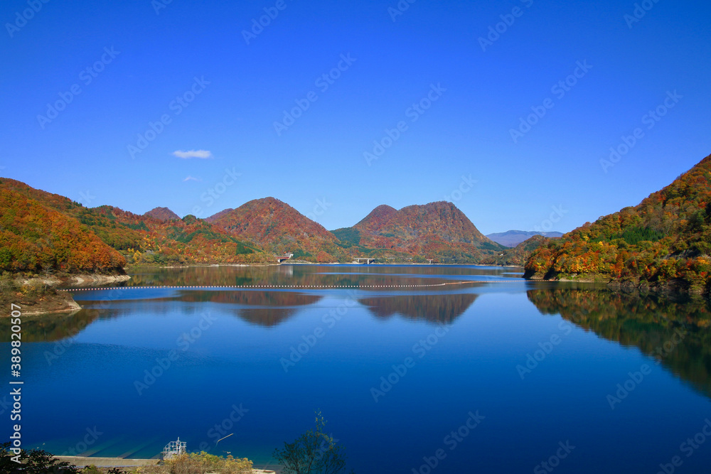 秋の宝仙湖（秋田県・仙北市）