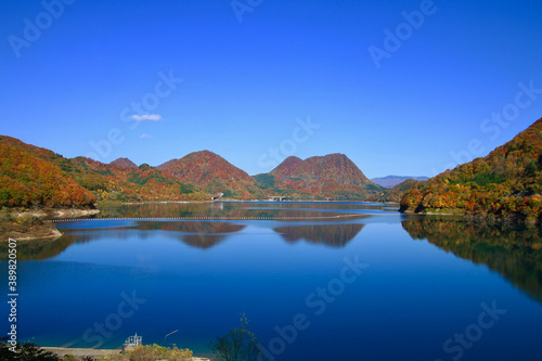 秋の宝仙湖（秋田県・仙北市）