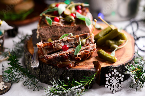 Foto quail terrine in a Christmas decor.