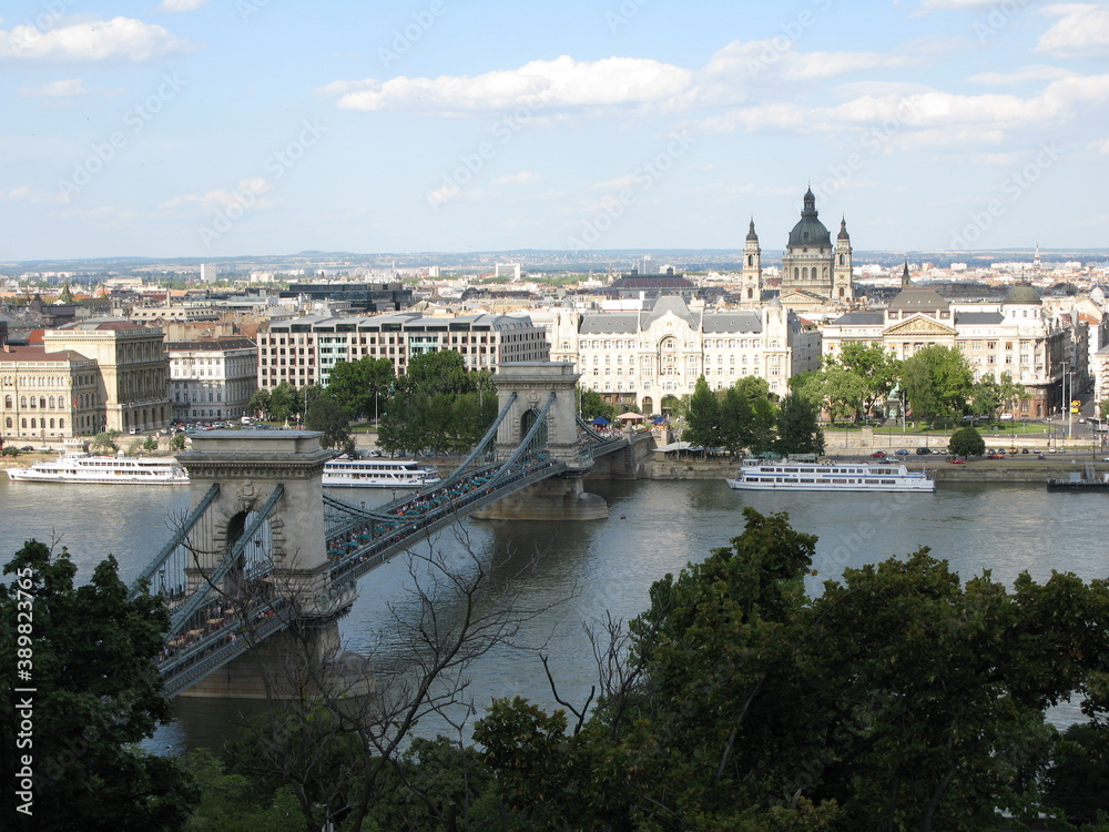 Fototapeta premium Chain Bridge