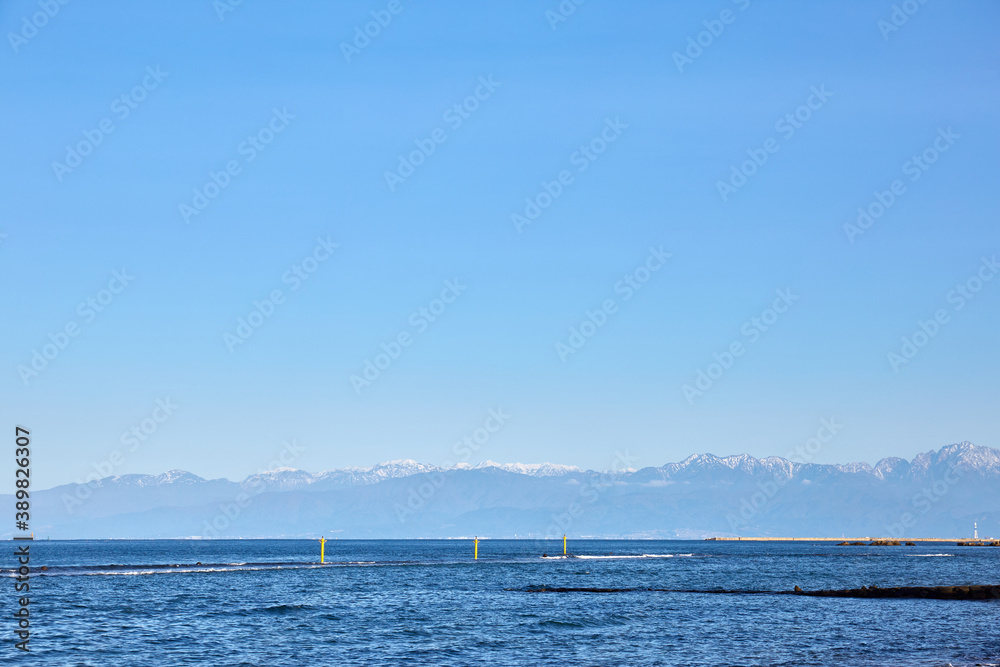 Obraz premium 秋、快晴の雨晴海岸から見た立山連峰 富山県高岡市