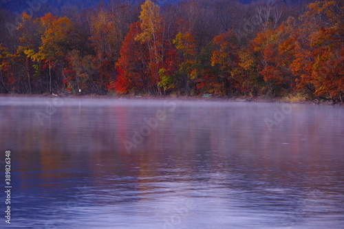 うっすらと朝靄の漂う秋の湖畔。屈斜路湖、北海道、日本。