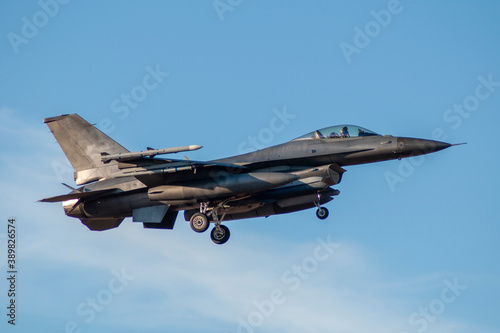 Avión de combate F-16 aterrizando